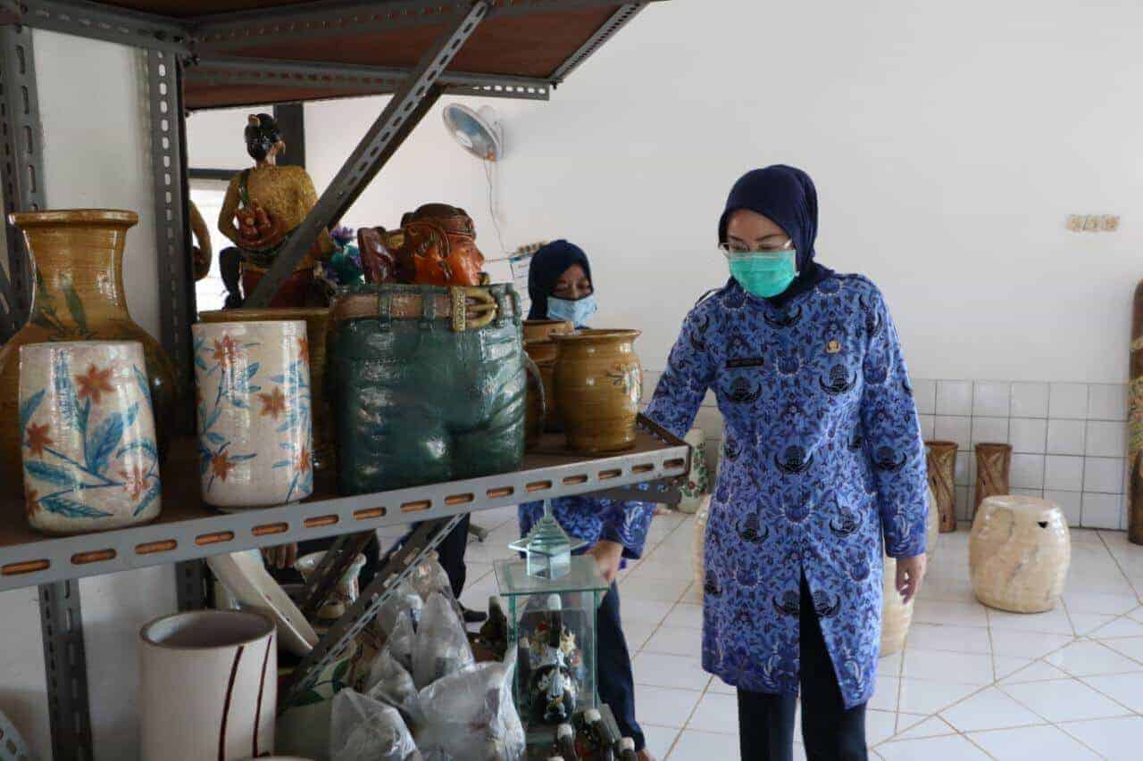 Bupati Purwakarta, Hj. Anne Ratna Mustika, SE memeriksa keramik hasil produksi di Litbang Keramik Anjun (1)