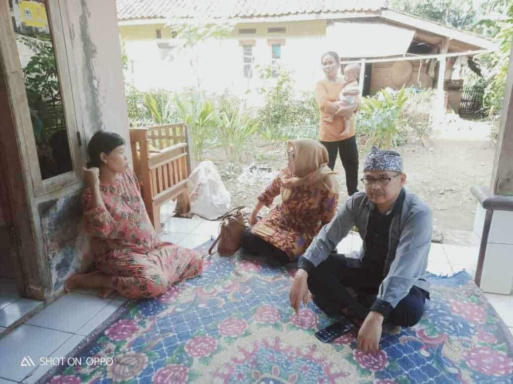 Ketua DPRD Purwakarta, H. Ahmad Sanusi ketika mengunjungi rumah keluarga korban 2 bocah tenggelam di danau bekas galian C