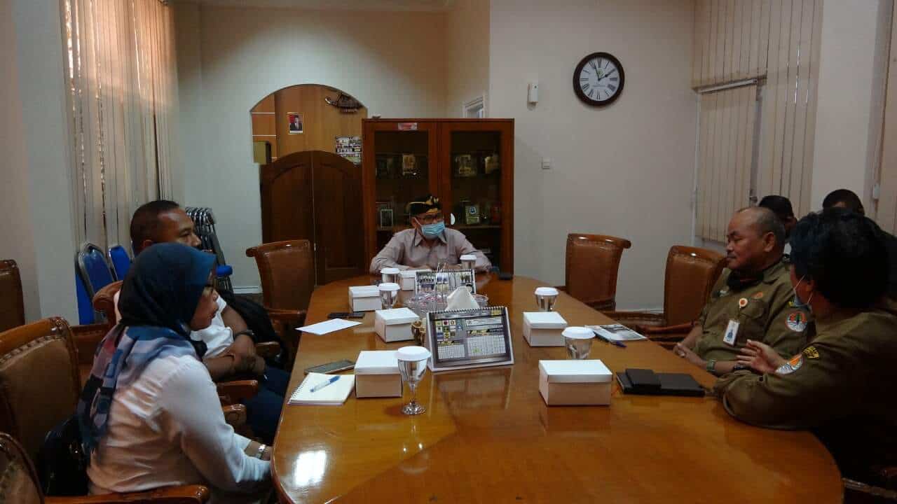 Ketua DPRD Purwakarta, H. Ahmad Sanusi saat memumpin rapat dengan PTPN VIII dan Perhutani