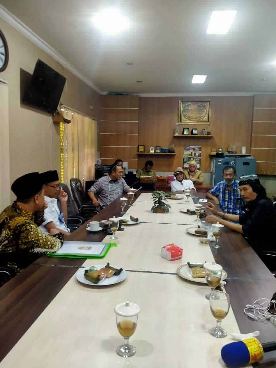 Manajemen PT. Indo Tama (baju biru) memberi keterangan pers usai pertemuan dengan komisi IV DPRD Purwakarta