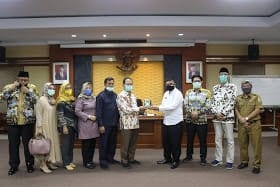 Sekwan, Drs. H.Suhandi,M.Si saat memberikan cindera mata kepada tamu dari DPRD Cirebon