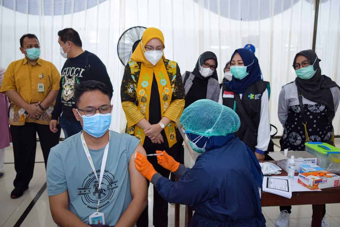 Bupati Purwakarta, Anne Ratna Mustika bersama Kadis Kesehatan, dr. Deni Darmawan (kaos hitam) menyaksikan yang sedang di vaksinasi covid 19