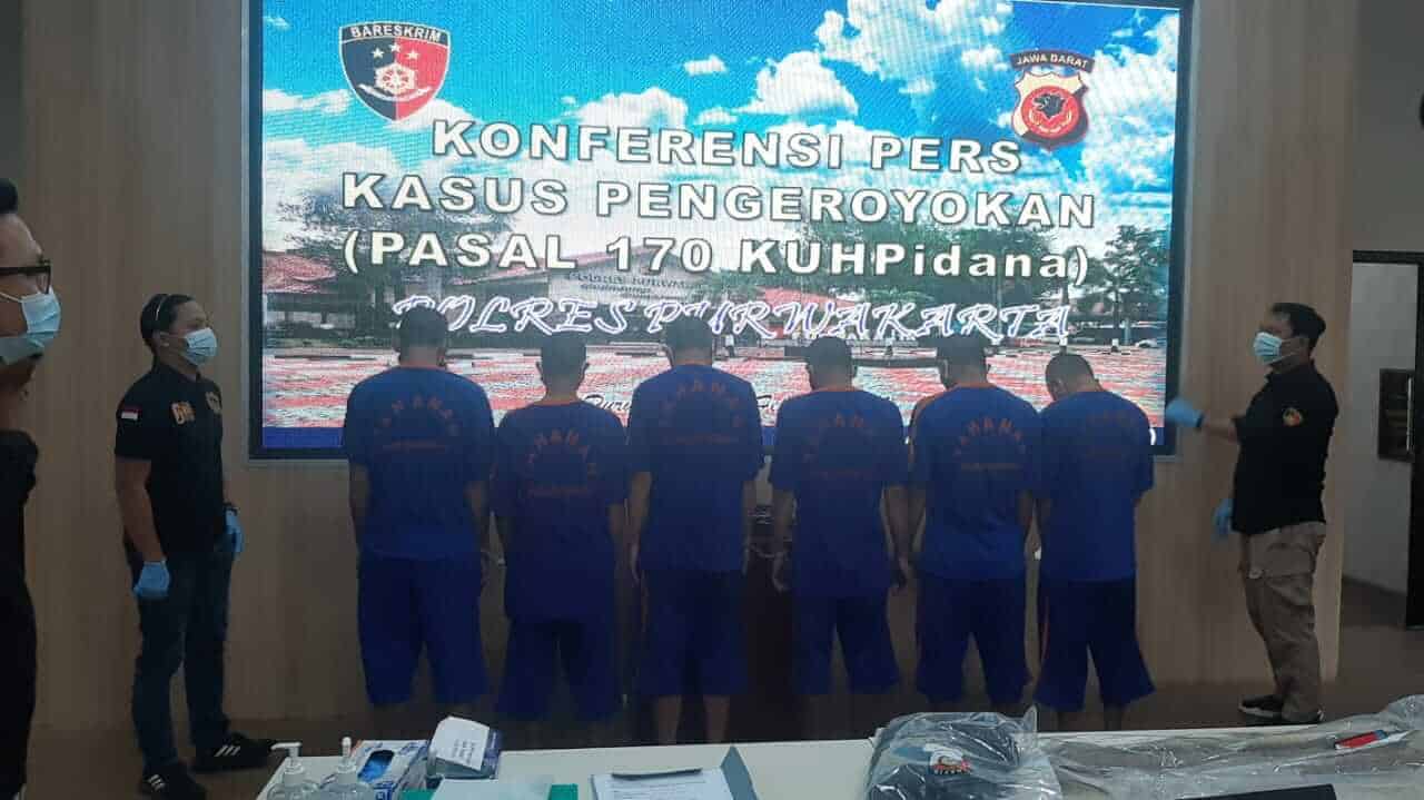 Enam tersangka pelaku pengeroyokan kepala sekolah hingga tewas yang berhasil diamankan pihak Satreskrim Polres Purwakarta
