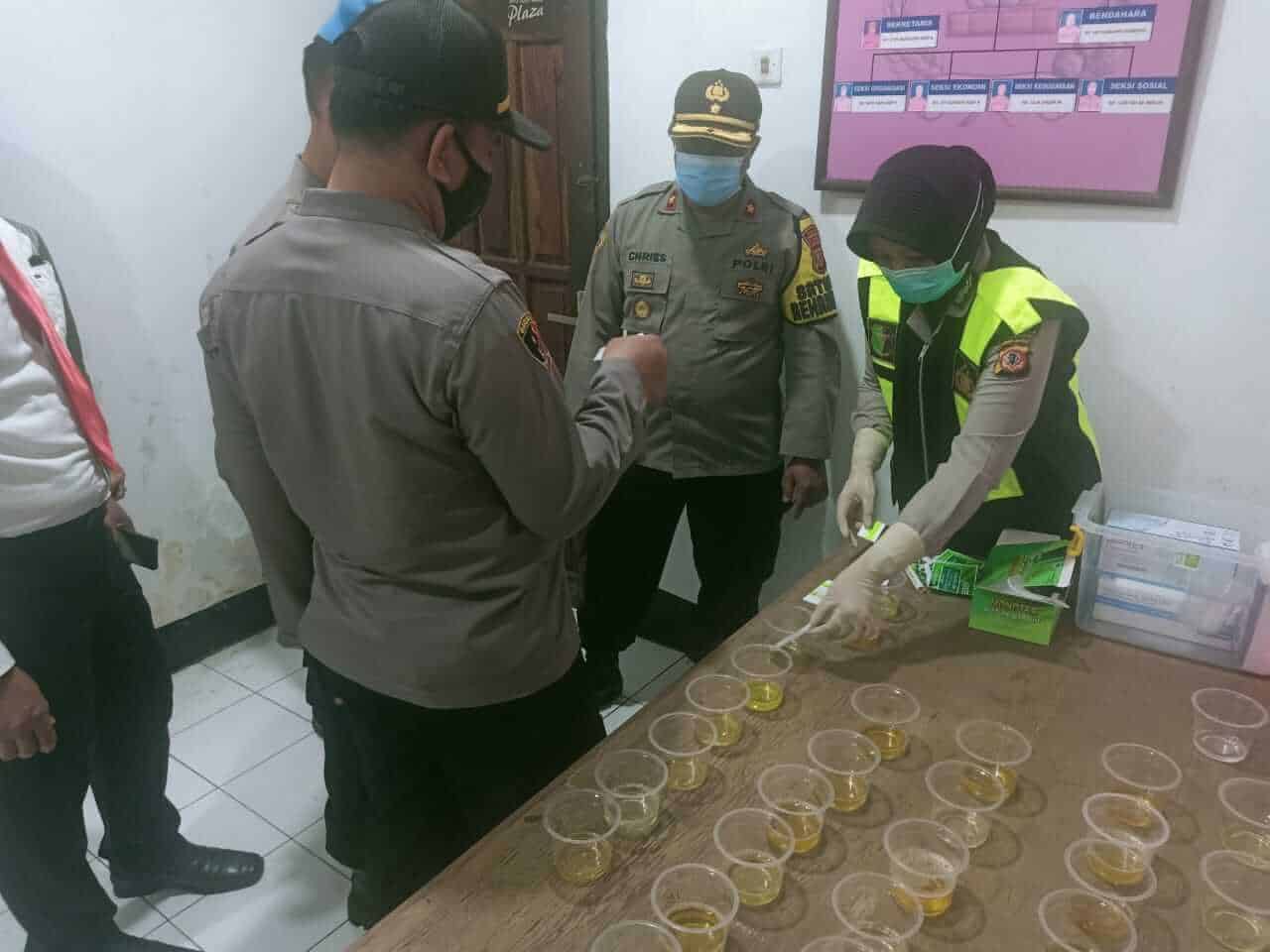 Kabag Sumda Polres Purwakarta, Kompol Arfai Chriesirian dalam kegiatan tes urine kepada anggota