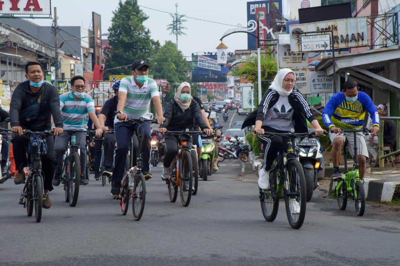 Bupati Purwakarta Ambu Anne Ratna Mustika olahraga bersepeda di sekitaran kota