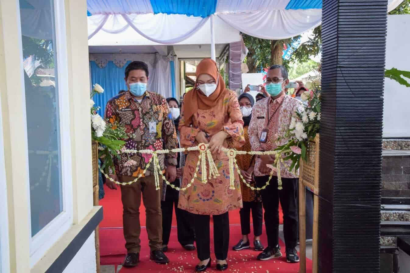 Bupati Purwakarta, Anne Ratna Mustika didampingi Kepala Dinas Kesehatan meresmikan operasional Saung Ambu di Desa Gandasoli, Kecamatan Plered, Kabupaten Purwakarta