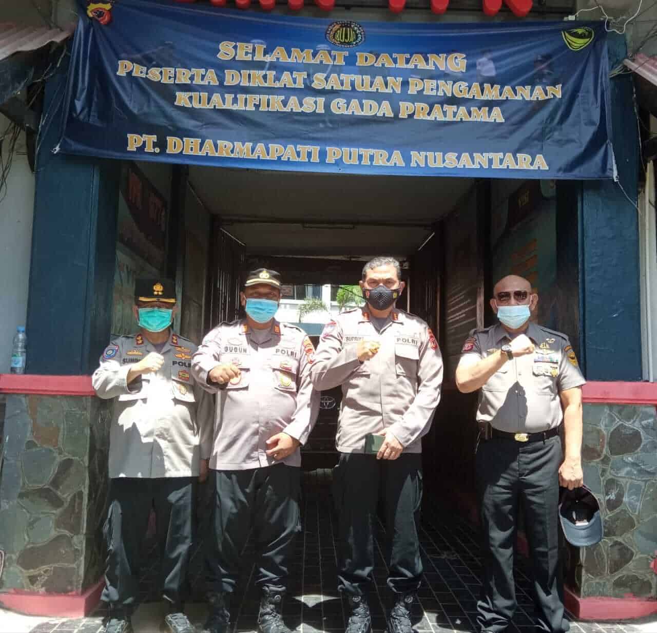Dir. Binmas Polda Jabar, Kombes Pol. Supriyadi (pakai masker hitam) bersama anggota kepolisian lainnya pada penutupan pelatihan satpam