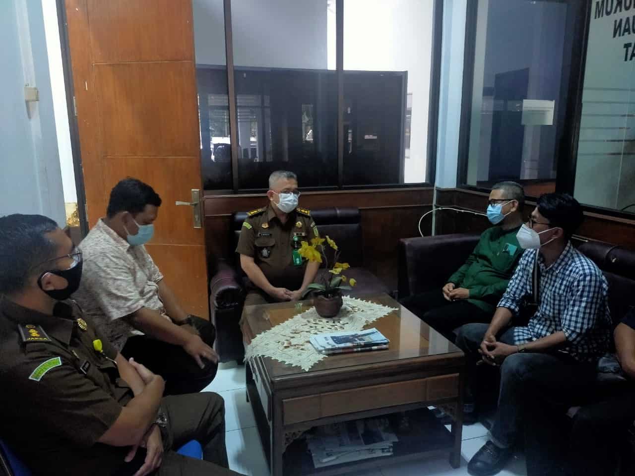 Kasie Intel Kejaksaan Negeri Purwakarta, Onneri saat menerima ketua KMP Zaenal Abidin di kantor Kejari Purwakarta, Jl. Siliwangi