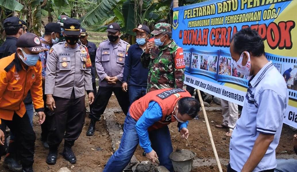 Peletakan batu pertama pembangunan rumah bagi penyandang disabilitas di Desa Sukamahi, Kecamatan Sukaresmi, Kabupaten Cianjur, Jawa Barat
