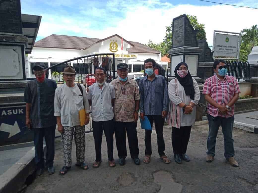 Pengurus FORMATA usai menyerahkan surat dukungan proses dugaan KKN tender Tajug Gede yang dilaporkan Komunitas Masyarakat Purwakarta (KMP).