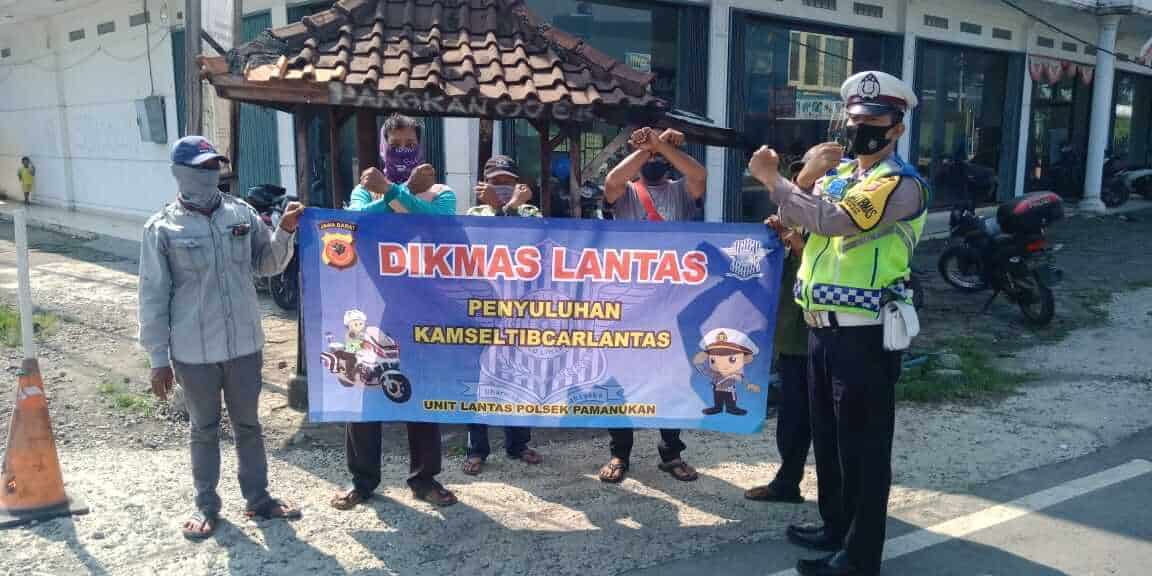 Penyuluhan tertib berlalu lintas dan mentaati prokes covid-19 kepada komunitas ojek Pamanukan oleh Polsek Pamanukan, Polres Subang